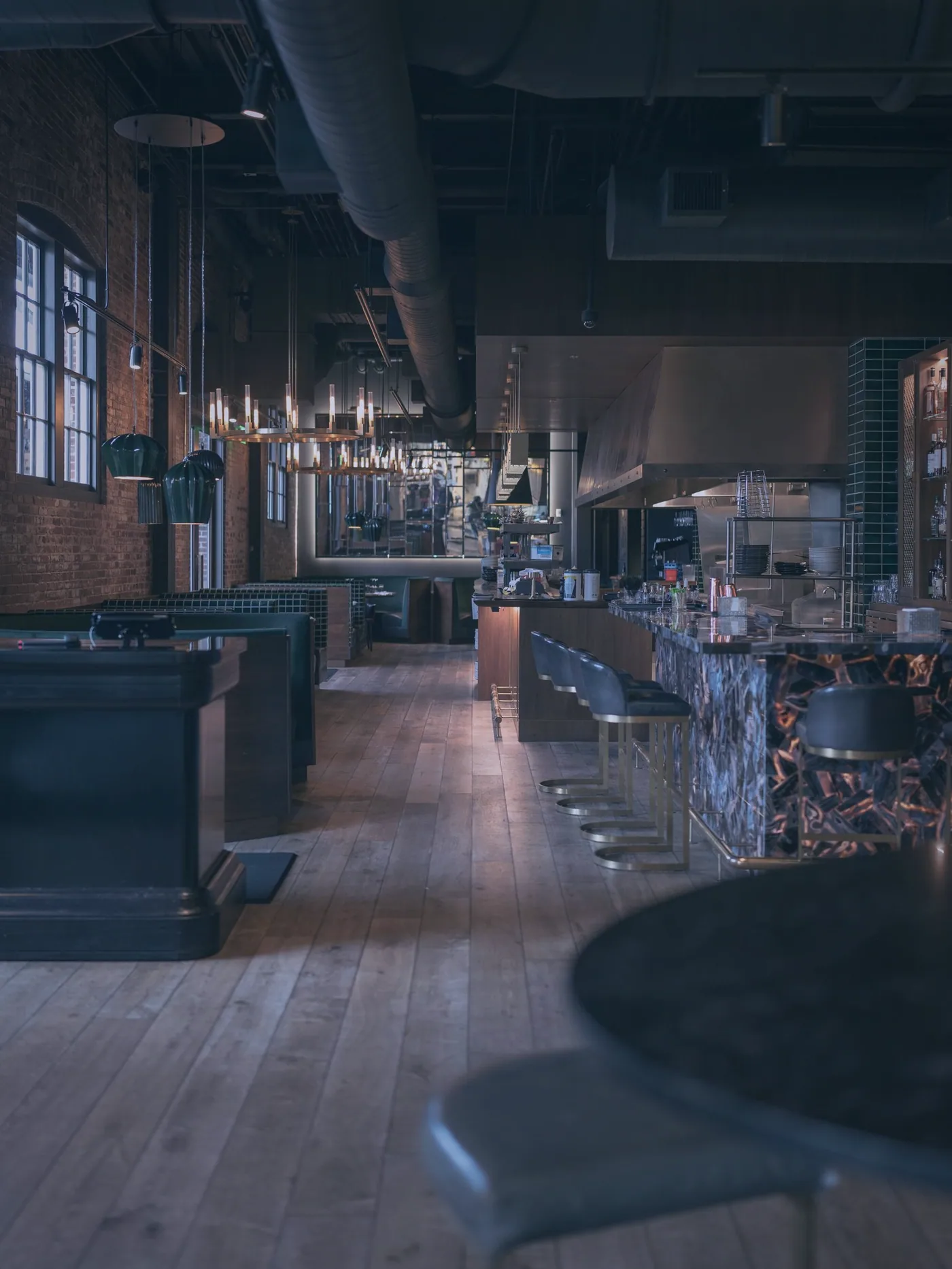 Wnętrze sali restauracyjnej wieczorem
